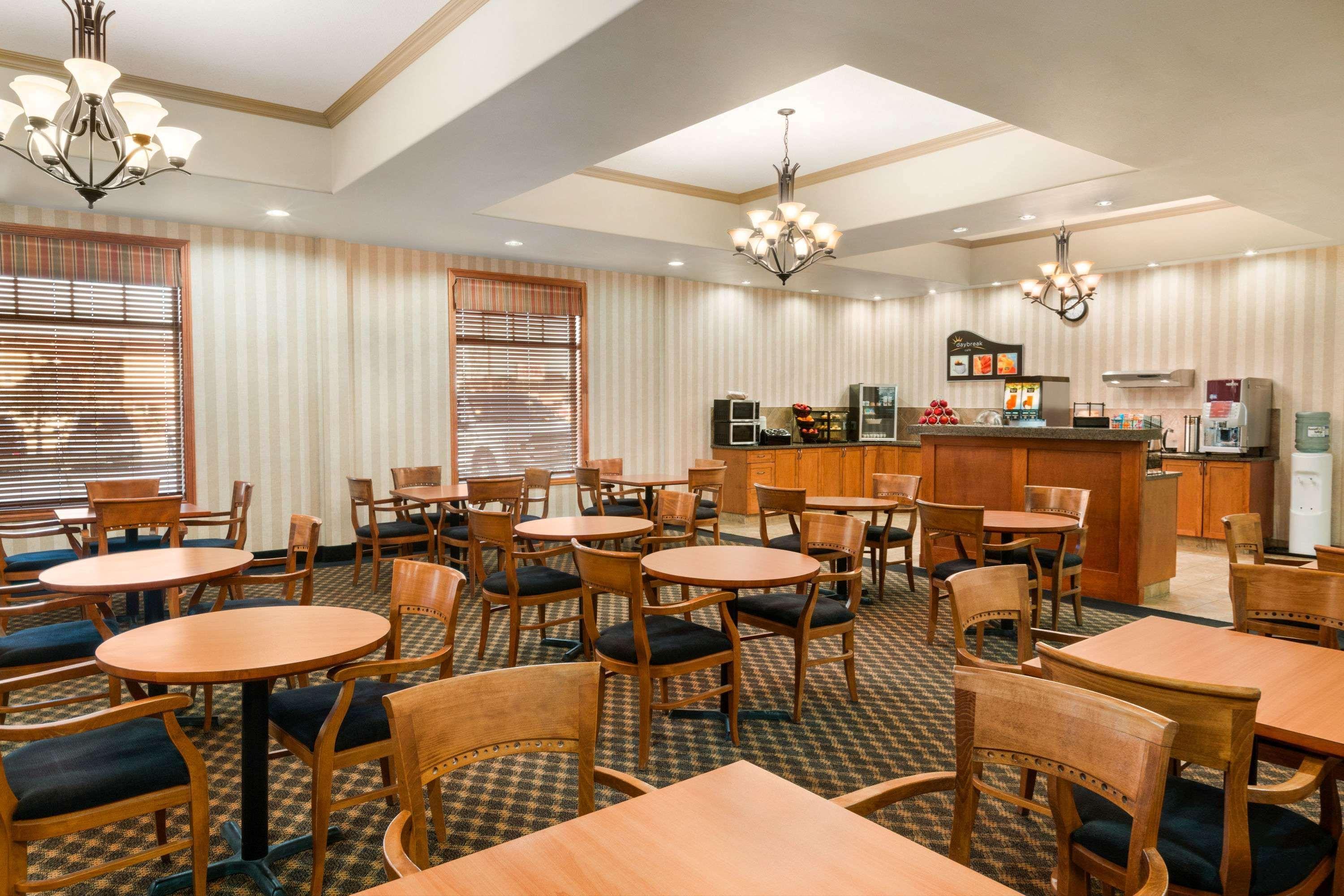 Days Inn & Suites By Wyndham Edmonton Airport Leduc Exterior foto